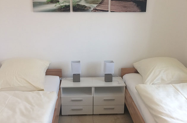 Schlafzimmer mit Betten im Boardinghouse 37 in Schwarzach